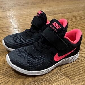 Nike Revolution Sneaker 9 Toddler Black & Neon Pink GREAT CONDITION